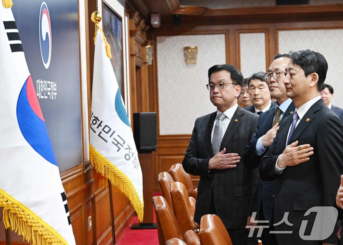 본문 이미지 - 최상목 대통령 권한대행 부총리 겸 기획재정부 장관이 18일 서울 종로구 정부서울청사에서 열린 &#39;제7회 국무회의&#39;에서 참석자들과 국민의례를 하고 있다. &#40;기획재정부 제공. 재판매 및 DB 금지&#41; 2025.2.18/뉴스1