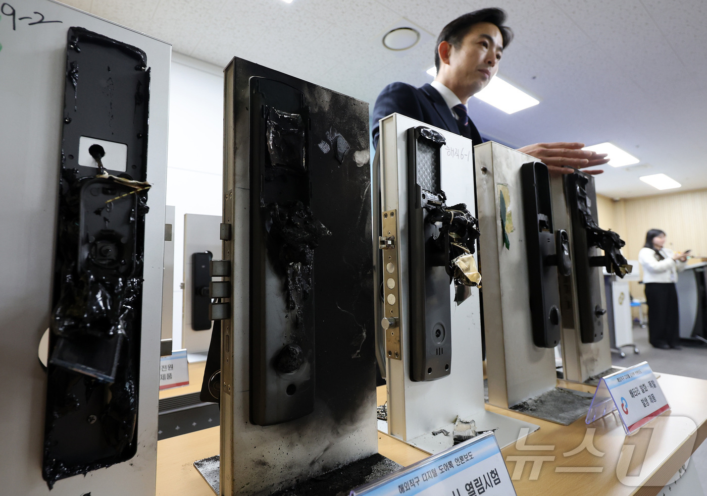 (서울=뉴스1) 이동해 기자 = 18일 서울 송파구 한국소비자원 서울지원에서 나은수 스마트제품시험국 기계모빌리티팀 팀장이 품질 및 안전성이 검증되지 않은 해외직구 디지털 도어록을 …