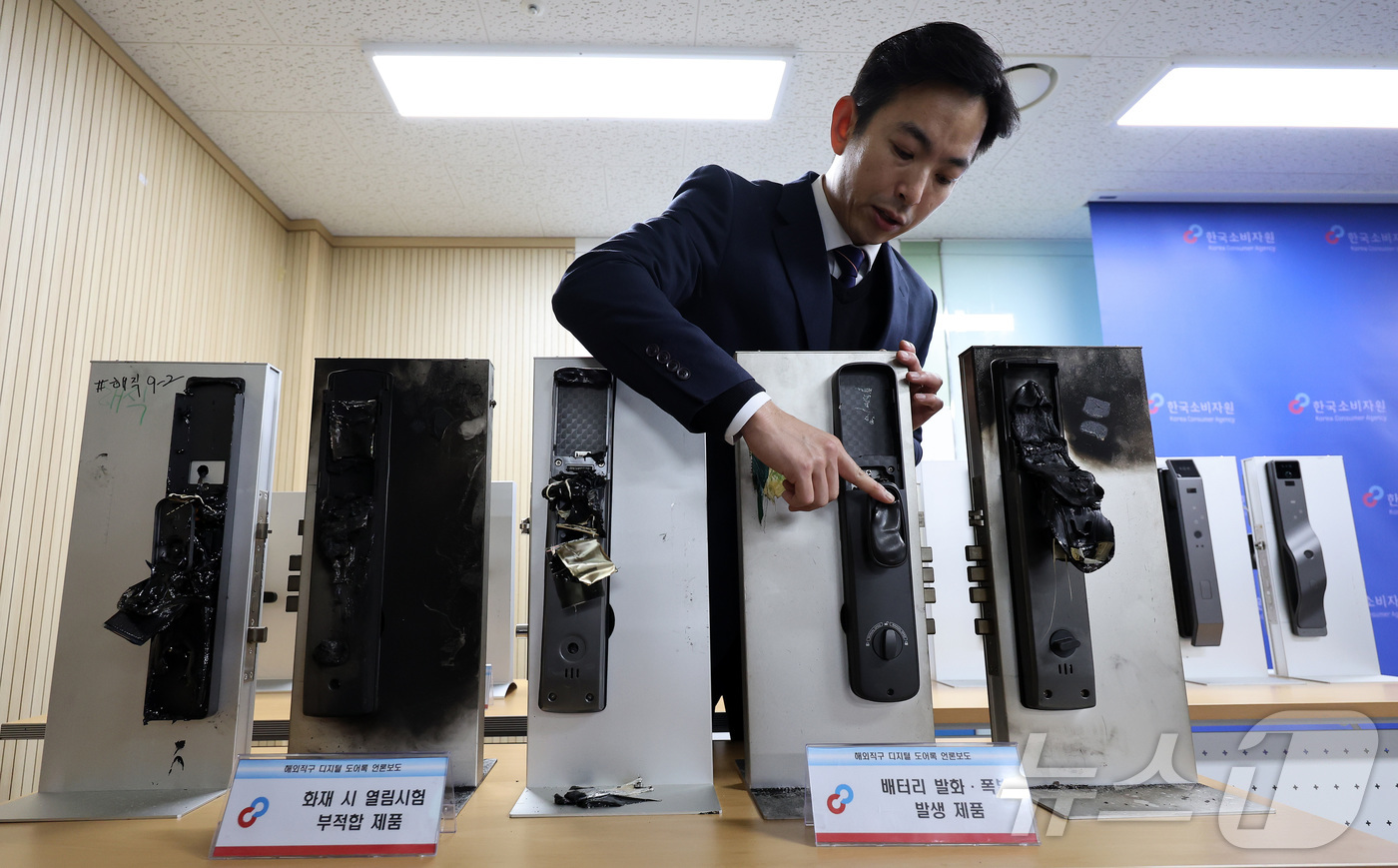 (서울=뉴스1) 이동해 기자 = 18일 서울 송파구 한국소비자원 서울지원에서 나은수 스마트제품시험국 기계모빌리티팀 팀장이 품질 및 안전성이 검증되지 않은 해외직구 디지털 도어록을 …