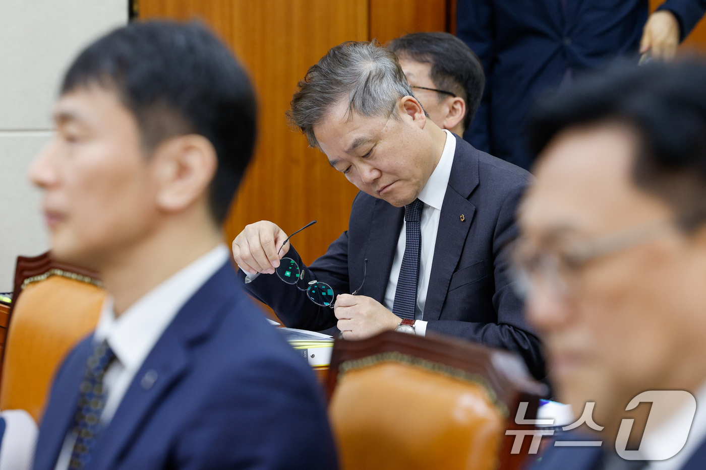 (서울=뉴스1) 안은나 기자 = 강석훈 한국산업은행 회장이 18일 서울 여의도 국회에서 열린 정무위원회 제422회국회(임시회) 제1차 전체회의에 출석하고 있다. 2025.2.18/ …
