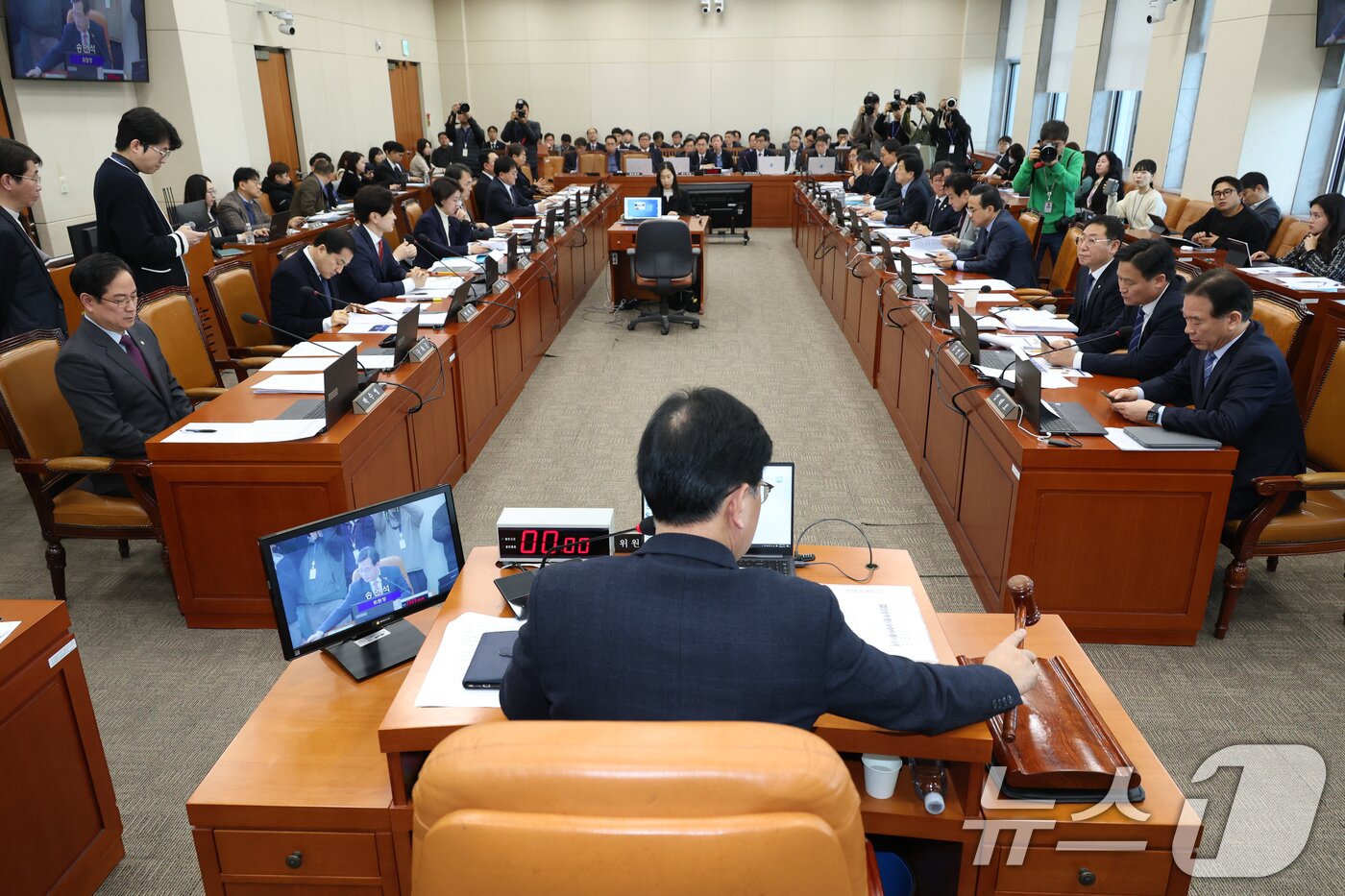 본문 이미지 - 송언석 국회 기재위원장이 18일 오전 서울 여의도 국회에서 열린 기획재정위원회 전체회의에서 의사봉을 두드리고 있다. 2025.2.18/뉴스1 ⓒ News1 이광호 기자