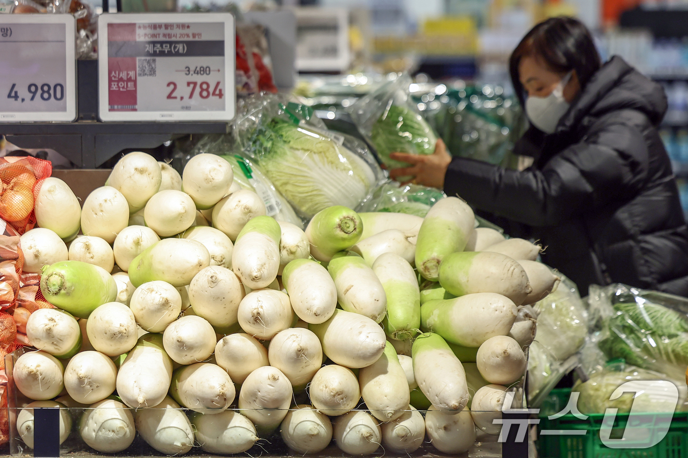 (서울=뉴스1) 민경석 기자 = 최근 농산물 가격이 고공 행진하면서 '밥상 물가'가 전방위로 치솟고 있다.18일 한국농수산식품유통공사(aT)에 따르면 지난 14일 기준 무 1개 소 …