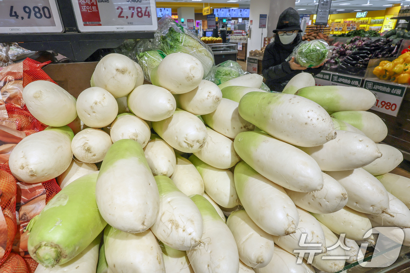 (서울=뉴스1) 민경석 기자 = 최근 농산물 가격이 고공 행진하면서 '밥상 물가'가 전방위로 치솟고 있다.18일 한국농수산식품유통공사(aT)에 따르면 지난 14일 기준 무 1개 소 …
