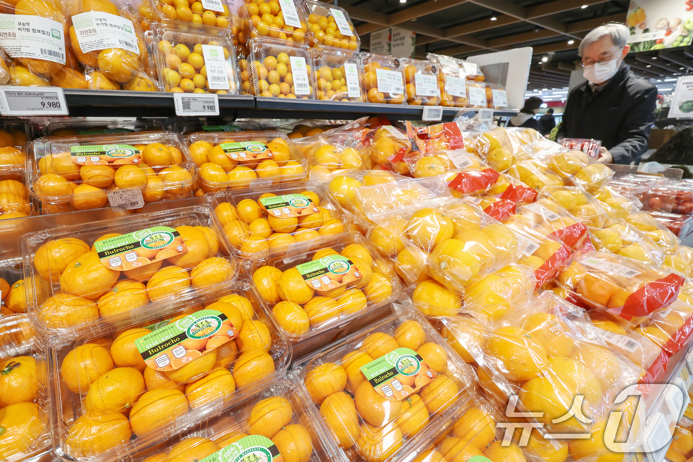 (서울=뉴스1) 민경석 기자 = 최근 농산물 가격이 고공 행진하면서 '밥상 물가'가 전방위로 치솟고 있다.18일 한국농수산식품유통공사(aT)에 따르면 지난 14일 기준 무 1개 소 …