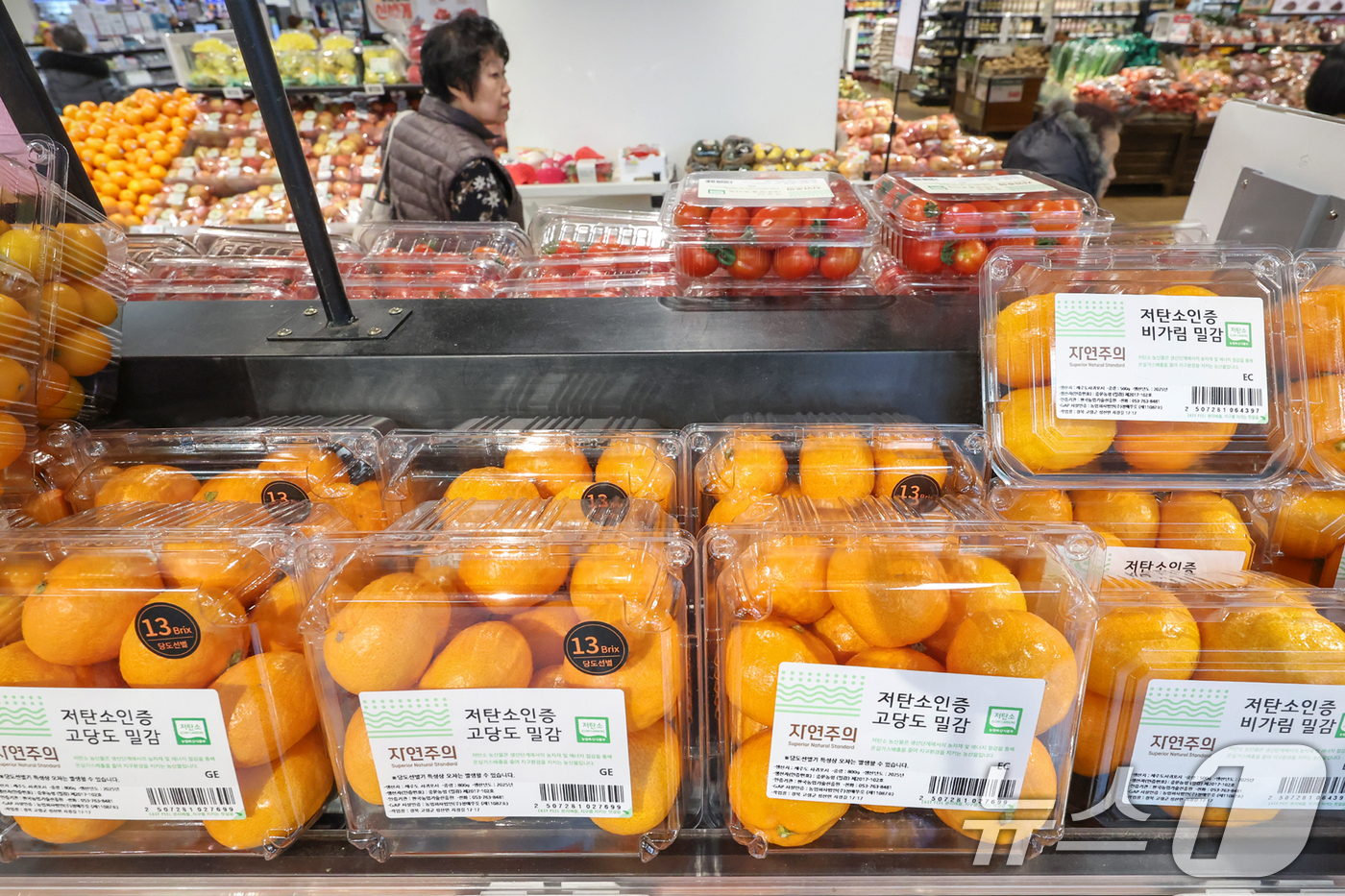 (서울=뉴스1) 민경석 기자 = 최근 농산물 가격이 고공 행진하면서 '밥상 물가'가 전방위로 치솟고 있다.18일 한국농수산식품유통공사(aT)에 따르면 지난 14일 기준 무 1개 소 …