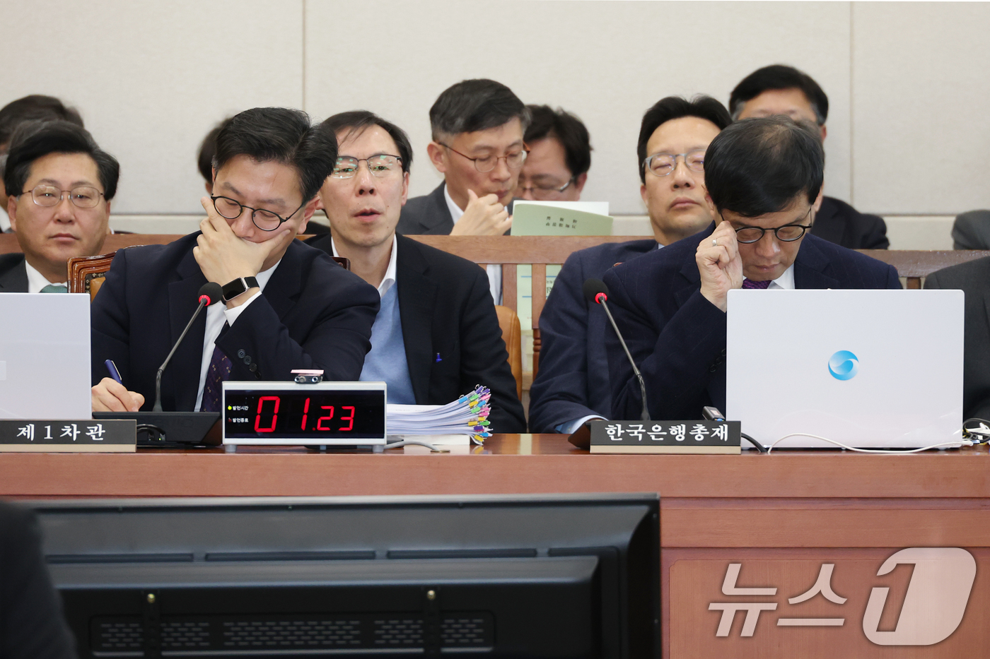 (서울=뉴스1) 이광호 기자 = 이창용 한국은행 총재와 김범석 기획재정부 1차관이 18일 오전 서울 여의도 국회에서 열린 기획재정위원회 전체회의에 출석해 있다.2025.2.18/뉴 …