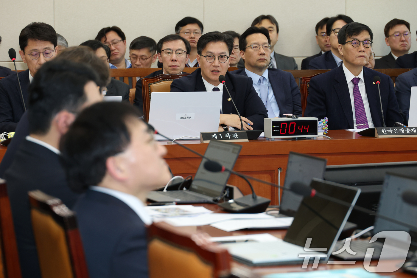 (서울=뉴스1) 이광호 기자 = 김범석 기획재정부 1차관이 18일 오전 서울 여의도 국회에서 열린 기획재정위원회 전체회의에 출석해 의원 질의에 답하고 있다.2025.2.18/뉴스1 …
