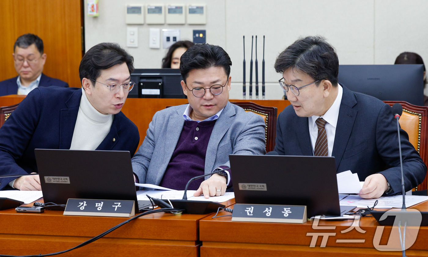 (서울=뉴스1) 안은나 기자 = 권성동 국민의힘 원내대표가 18일 서울 여의도 국회에서 열린 정무위원회 제422회국회(임시회) 제1차 전체회의에서 강민국, 강명구 의원과 대화하고 …