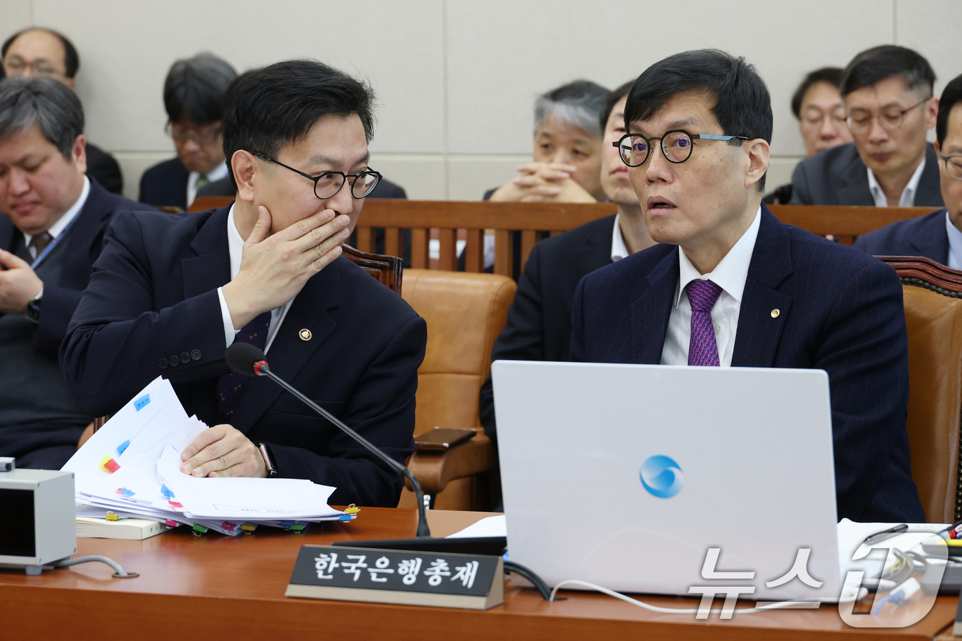 (서울=뉴스1) 이광호 기자 = 이창용 한국은행 총재와 김범석 기획재정부 1차관이 18일 오전 서울 여의도 국회에서 열린 기획재정위원회 전체회의에 출석해 대화하고 있다. 2025. …