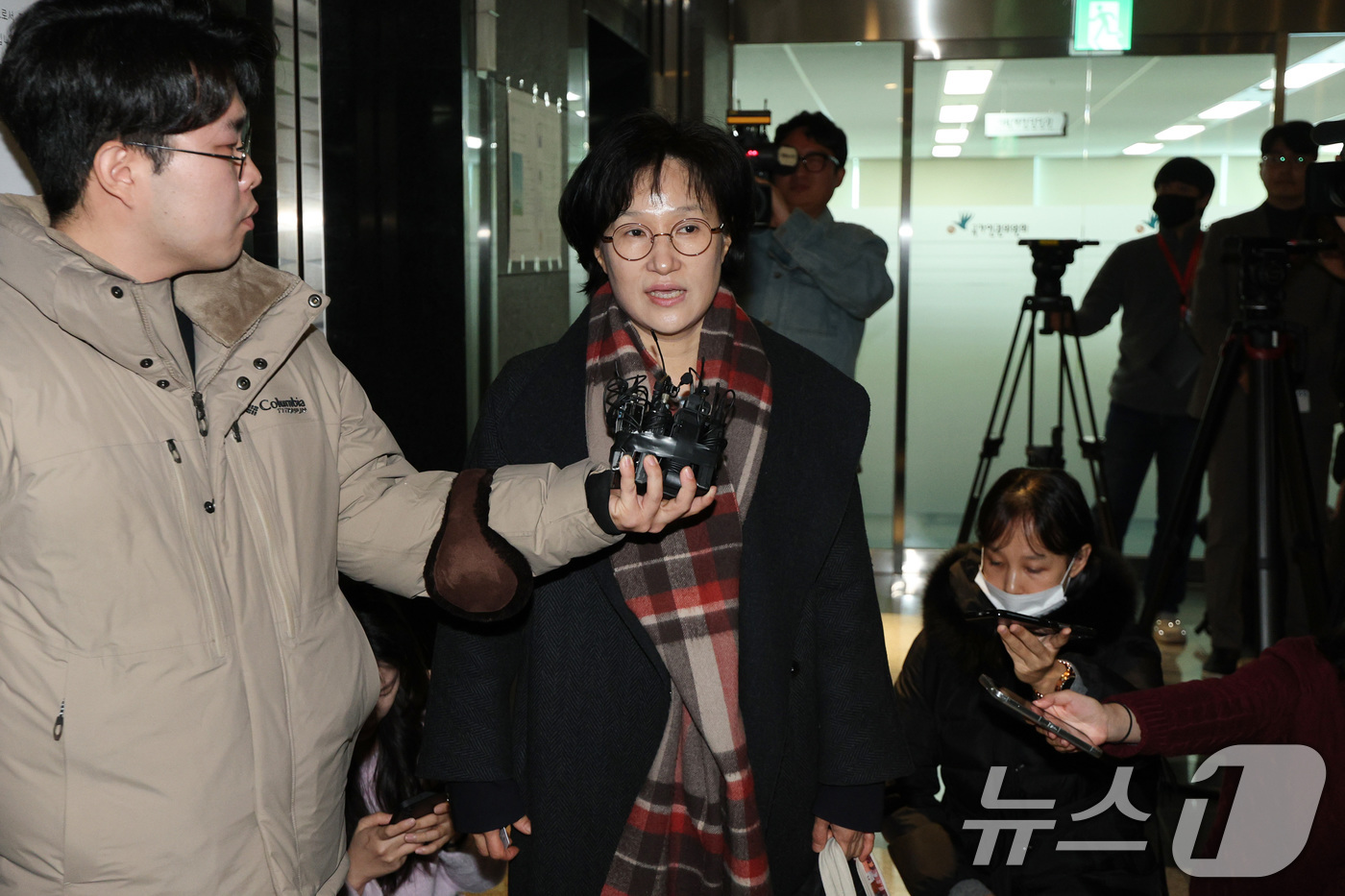 (서울=뉴스1) 신웅수 기자 = 원민경 국가인권위원회 비상임위원이 18일 오전 서울 중구 인권위에서 열린 군인권보호위원회(군인권소위)를 방청하기 전 취재진의 질의에 답변하고 있다. …