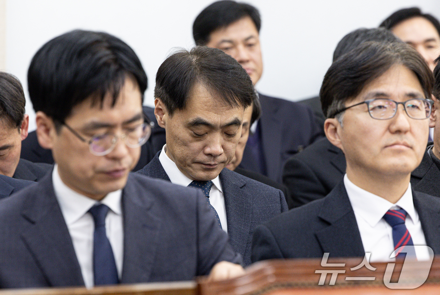 (서울=뉴스1) 이재명 기자 = 남제현 신임 행정안전부 경찰국장(가운데)이 18일 오전 서울 여의도 국회에서 열린 제422회 국회(임시회) 행정안전위원회 제1차 전체회의에 참석해 …