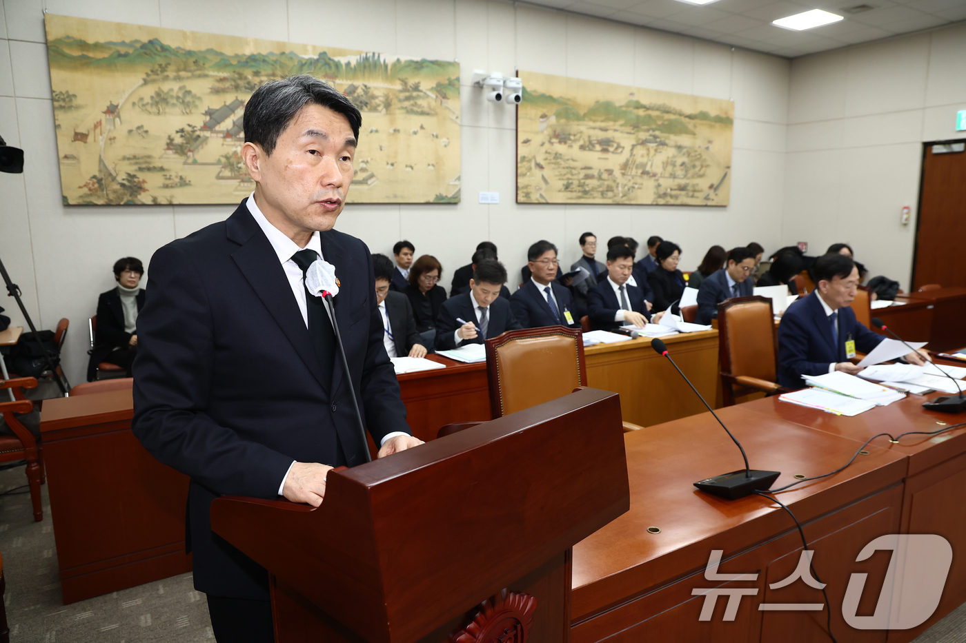 (서울=뉴스1) 김민지 기자 = 이주호 사회부총리 겸 교육부 장관이 18일 오후 서울 여의도 국회에서 열린 교육위원회 전체회의에서 업무보고를 하고 있다. 오른쪽은 설동호 대전시교육 …