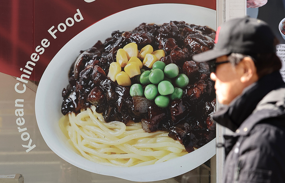 짜장면 7600원·탕수육 세트 3.5만…돼지 9%·춘장 6%↑ '국민 외식' 비상