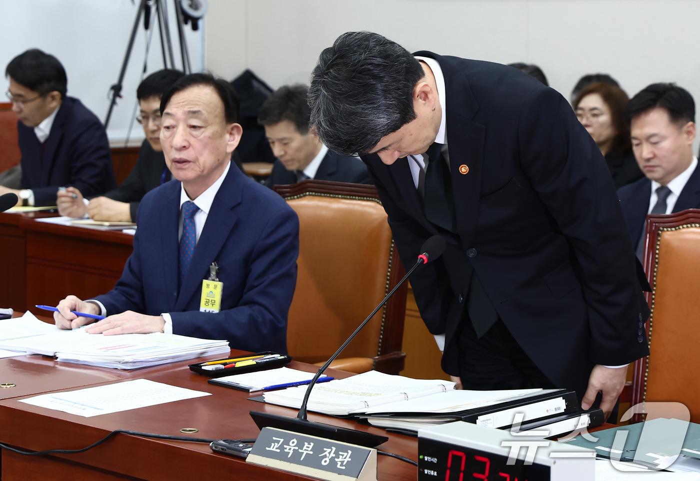 (서울=뉴스1) 김민지 기자 = 이주호 사회부총리 겸 교육부 장관이 18일 오후 서울 여의도 국회에서 열린 교육위원회 전체회의에서 고 김하늘 양 피살 사건과 관련해 고개 숙여 사과 …