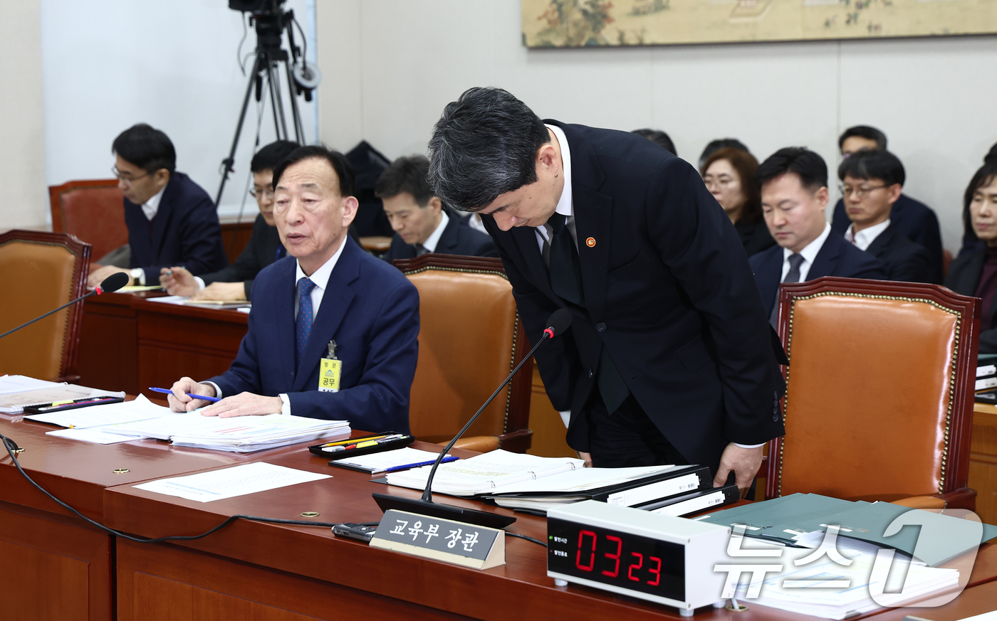 (서울=뉴스1) 김민지 기자 = 이주호 사회부총리 겸 교육부 장관이 18일 오후 서울 여의도 국회에서 열린 교육위원회 전체회의에서 고 김하늘 양 피살 사건과 관련해 고개 숙여 사과 …