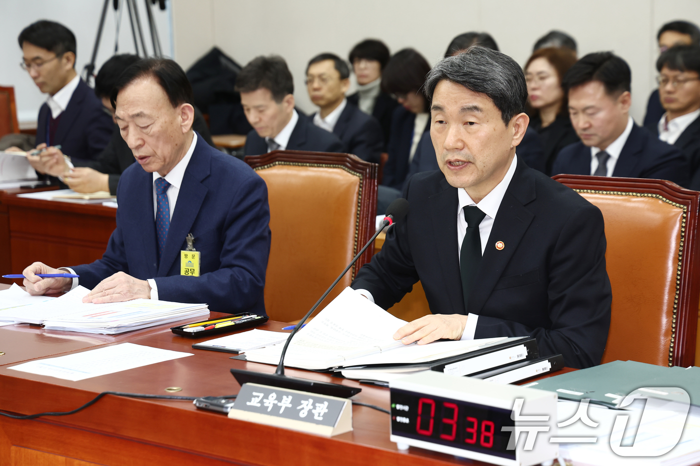 (서울=뉴스1) 김민지 기자 = 이주호 사회부총리 겸 교육부 장관이 18일 오후 서울 여의도 국회에서 열린 교육위원회 전체회의에서 의원 질의에 답변하고 있다. 왼쪽은 설동호 대전시 …