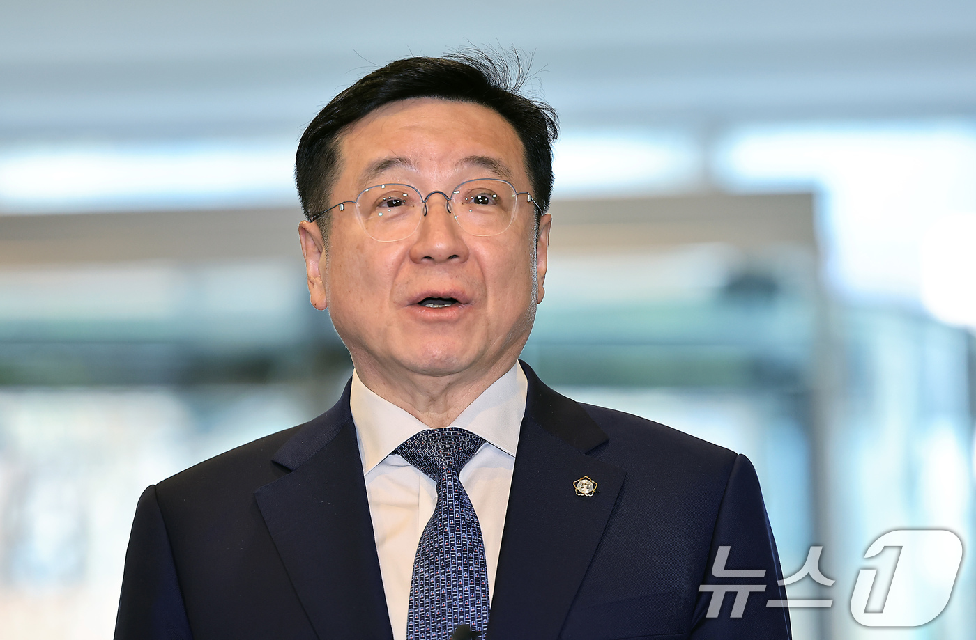 (서울=뉴스1) 박정호 기자 = 이찬희 삼성 준법감시위원회 위원장이 18일 오후 서울 서초구 삼성생명 사옥에서 열린 준범감시위원회 정례회의에 참석하며 취재진의 질문에 답하고 있다. …