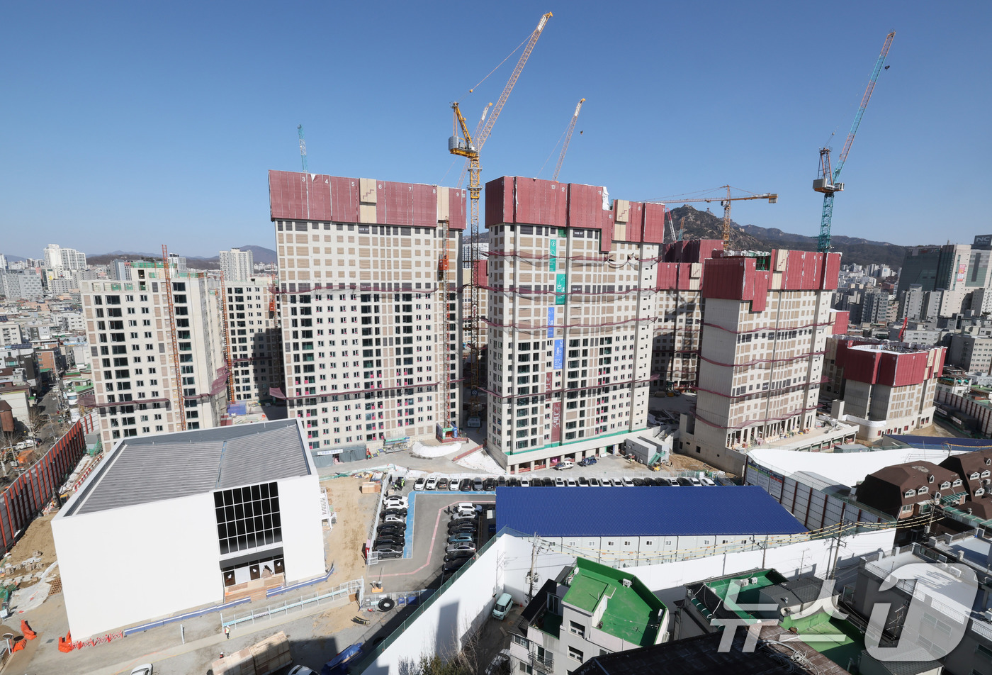 (서울=뉴스1) 박세연 기자 = 최근 경기 불황으로 인해 우리 산업 전반의 취업자 수가 감소하고 있는 것으로 나타났다. 특히 건설업계는 신규 취업자가 급격하게 줄어들면서 경기 침체 …