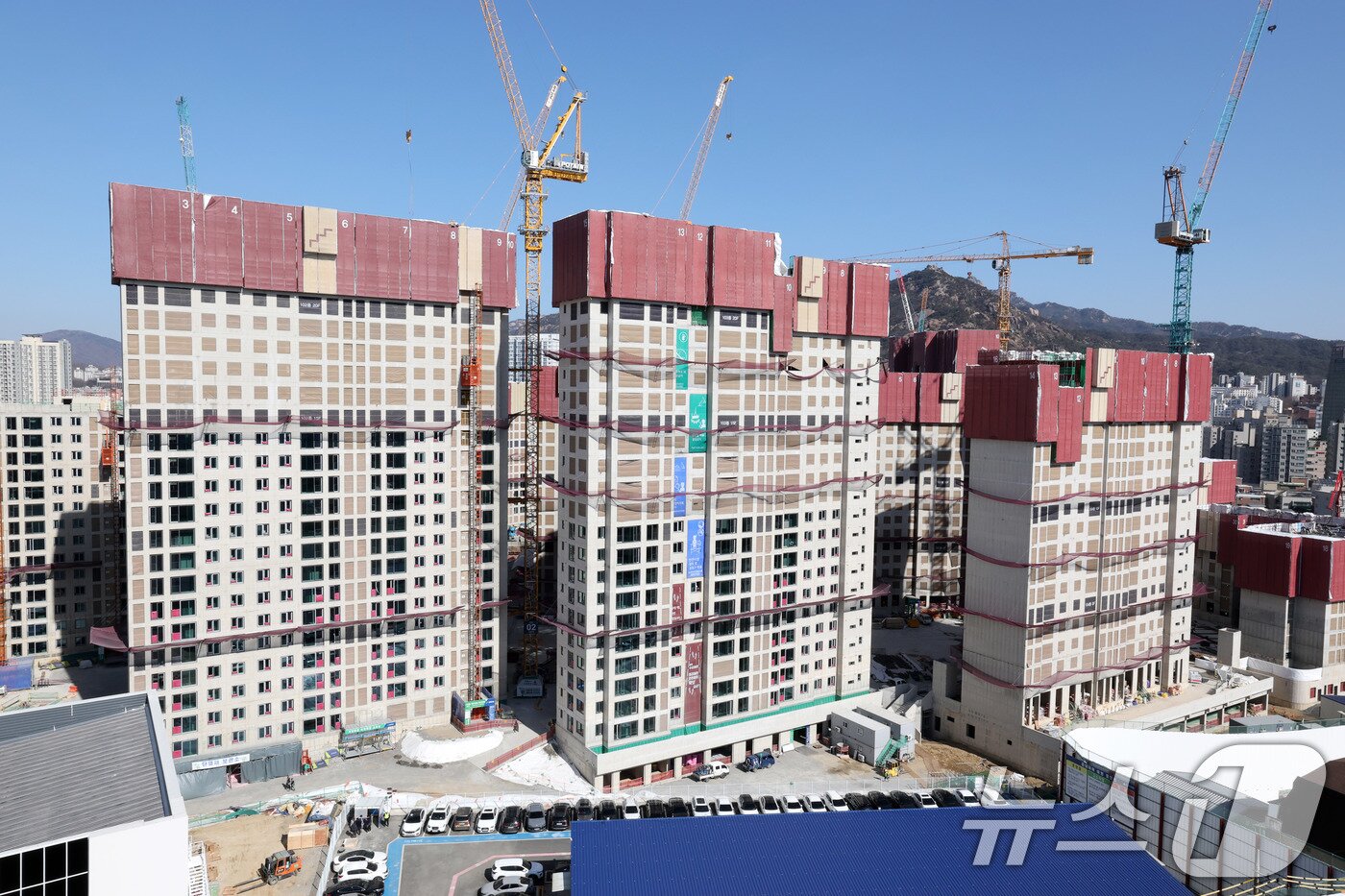 본문 이미지 -  서울시내 한 아파트단지 공사현장. (자료사진)/뉴스1 ⓒ News1 박세연 기자
