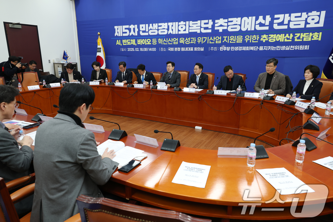 (서울=뉴스1) 이광호 기자 = 박찬대 더불어민주당 원내대표가 18일 오후 서울 여의도 국회에서 열린 제5차 민생경제회복단 AI,반도체, 바이오 등 혁신산업 육성과 위기산업 지원 …