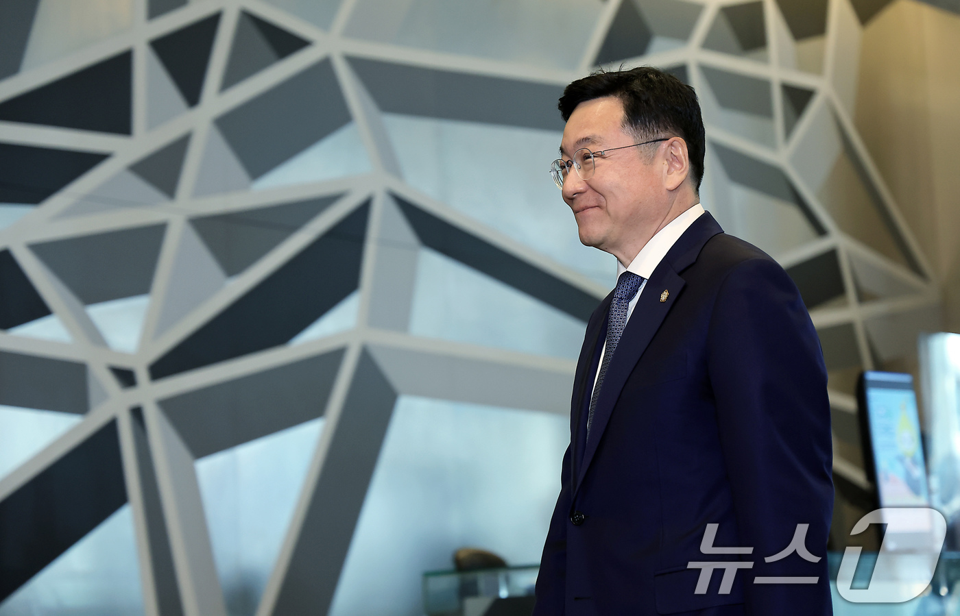 (서울=뉴스1) 박정호 기자 = 이찬희 삼성 준법감시위원회 위원장이 18일 오후 서울 서초구 삼성생명 사옥에서 열린 준범감시위원회 정례회의에 참석하고 있다. 2025.2.18/뉴스 …