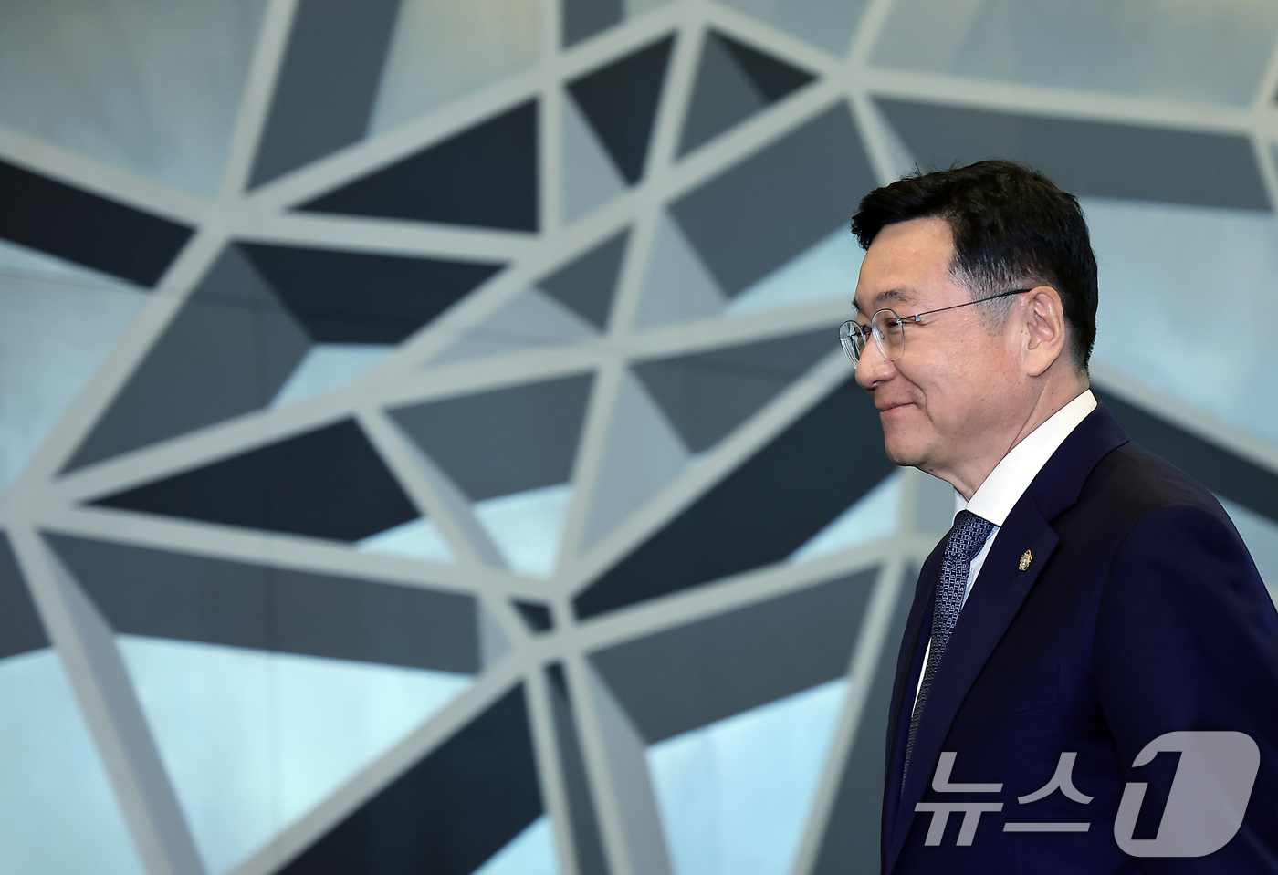 (서울=뉴스1) 박정호 기자 = 이찬희 삼성 준법감시위원회 위원장이 18일 오후 서울 서초구 삼성생명 사옥에서 열린 준범감시위원회 정례회의에 참석하고 있다. 2025.2.18/뉴스 …