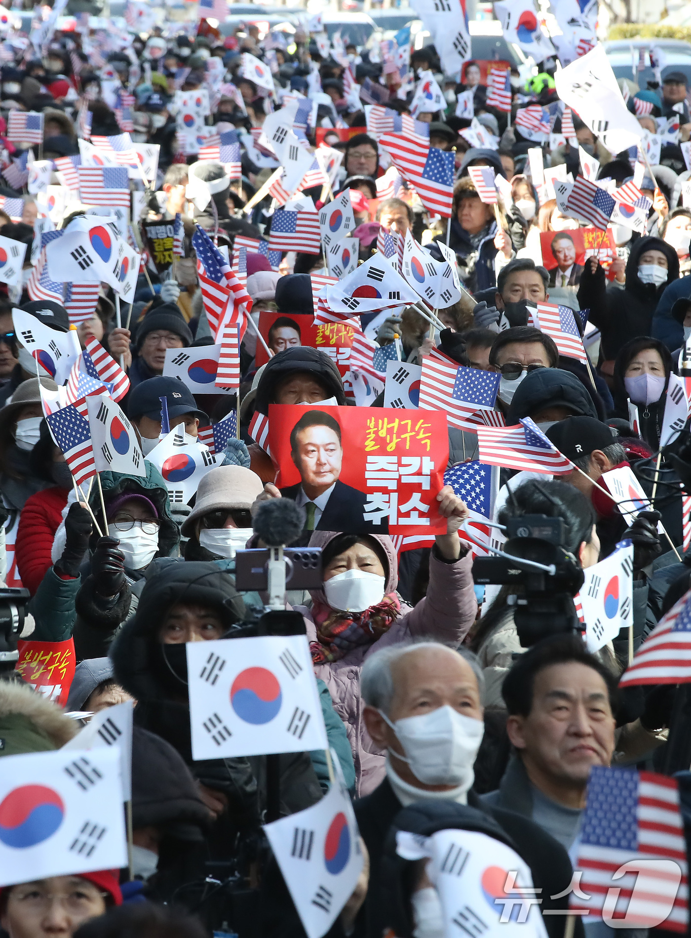(대구=뉴스1) 공정식 기자 = 18일 오후 대구 중구 반월당에서 윤석열 대통령 탄핵을 반대하는 '3.1절 천만혁명을 위한 지역 국민대회'가 열리고 있다. 2025.2.18/뉴스1 …