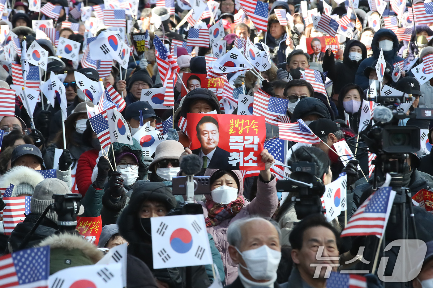 (대구=뉴스1) 공정식 기자 = 18일 오후 대구 중구 반월당에서 윤석열 대통령 탄핵을 반대하는 '3.1절 천만혁명을 위한 지역 국민대회'가 열리고 있다. 2025.2.18/뉴스1 …