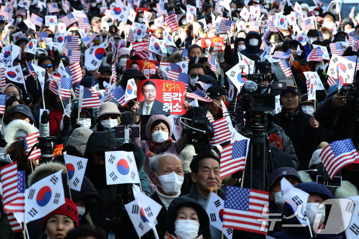 (대구=뉴스1) 공정식 기자 = 18일 오후 대구 중구 반월당에서 윤석열 대통령 탄핵을 반대하는 '3.1절 천만혁명을 위한 지역 국민대회'가 열리고 있다. 2025.2.18/뉴스1 …