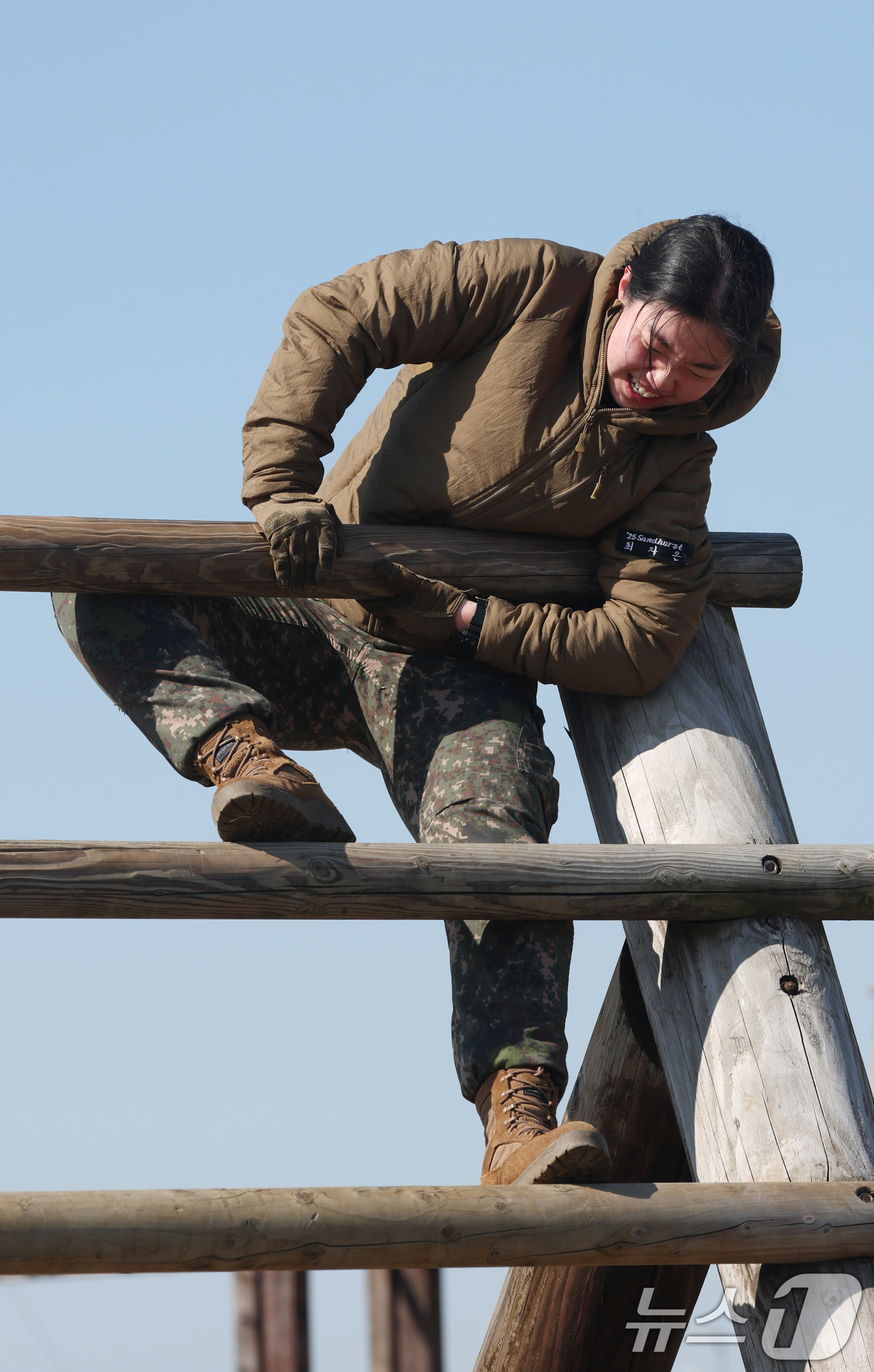 (평택=뉴스1) 김영운 기자 = 18일 오후 경기 평택시 캠프 험프리스에서 샌드허스트 경연대회에 참가하는 육군사관학교 생도들이 장애물 코스 훈련을 하고 있다.전 세계 예비장교들이 …