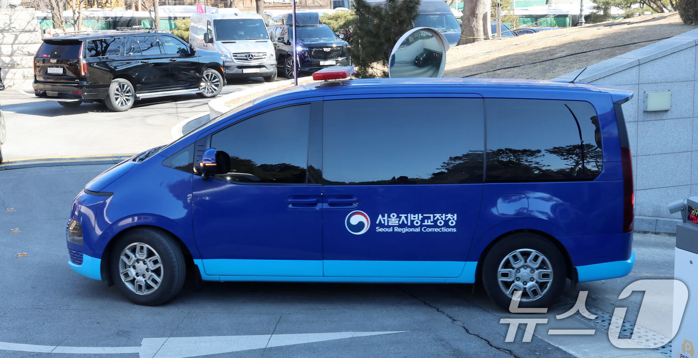 (서울=뉴스1) 사진공동취재단 = 18일 서울 종로구 헌법재판소에서 윤석열 대통령 탄핵심판 9차 변론기일이 열린 가운데 윤 대통령이 탑승한 것으로 추정되는 호송 차량이 헌재를 나서 …