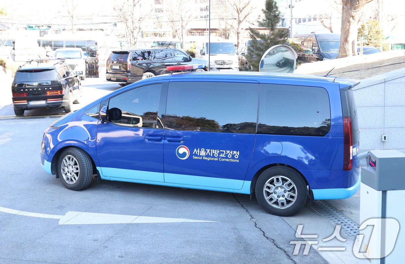 (서울=뉴스1) 사진공동취재단 = 18일 서울 종로구 헌법재판소에서 윤석열 대통령 탄핵심판 9차 변론기일이 열린 가운데 윤 대통령이 탑승한 것으로 추정되는 호송 차량이 헌재를 나서 …