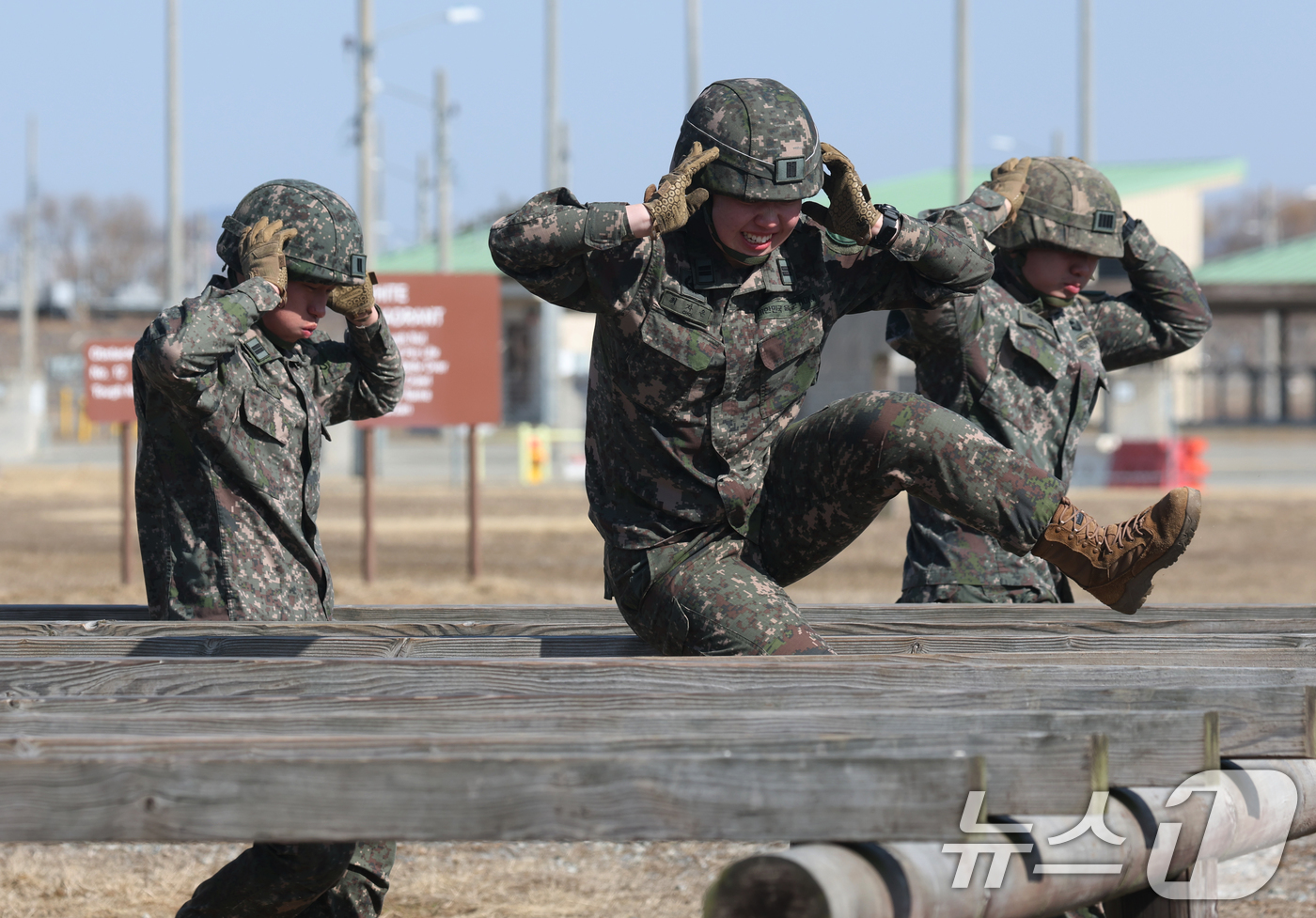 (평택=뉴스1) 김영운 기자 = 18일 오후 경기 평택시 캠프 험프리스에서 샌드허스트 경연대회에 참가하는 육군사관학교 생도들이 장애물 코스 훈련을 하고 있다.전 세계 예비장교들이 …