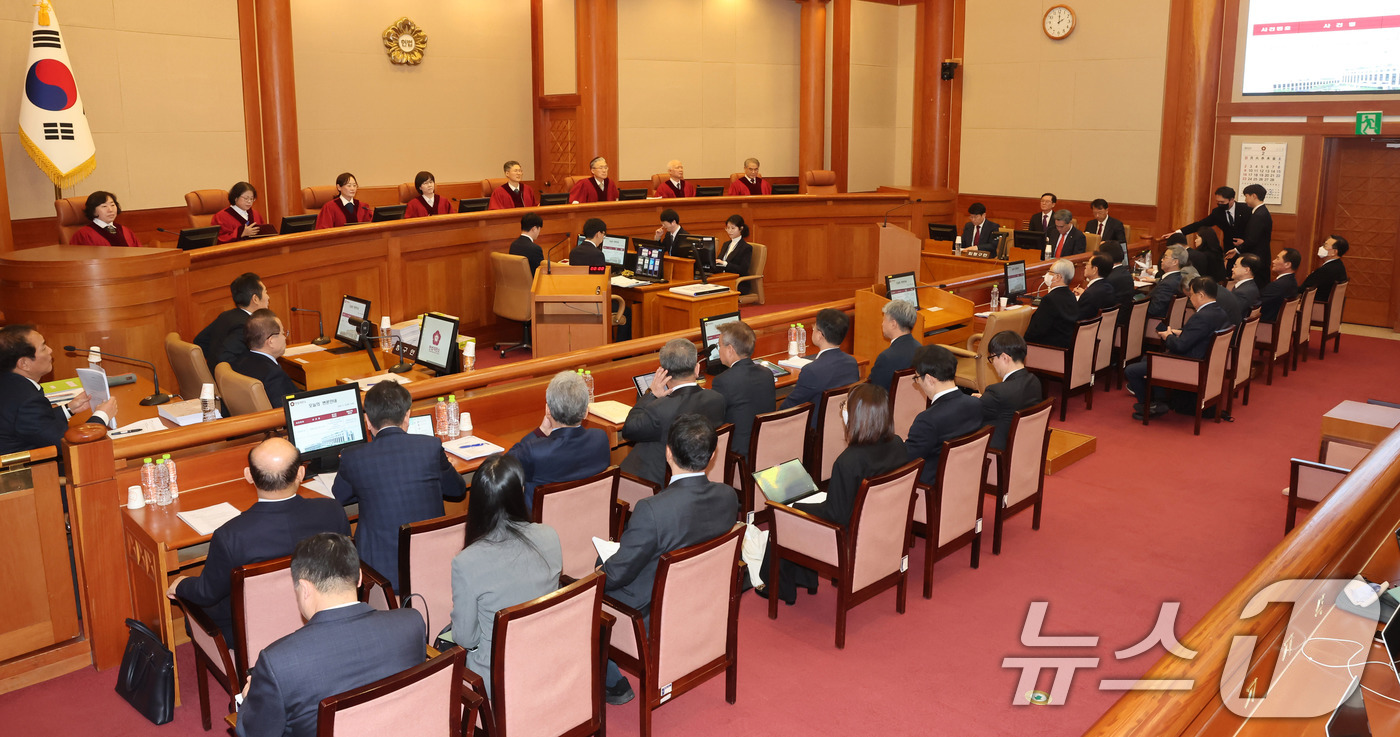 (서울=뉴스1) 사진공동취재단 = 18일 서울 종로구 헌법재판소에서  '윤석열 대통령 탄핵심판 9차 변론'이 열리고 있다. 이날 윤석열 대통령은 법정에 출석하지 않고 돌아갔다. 2 …