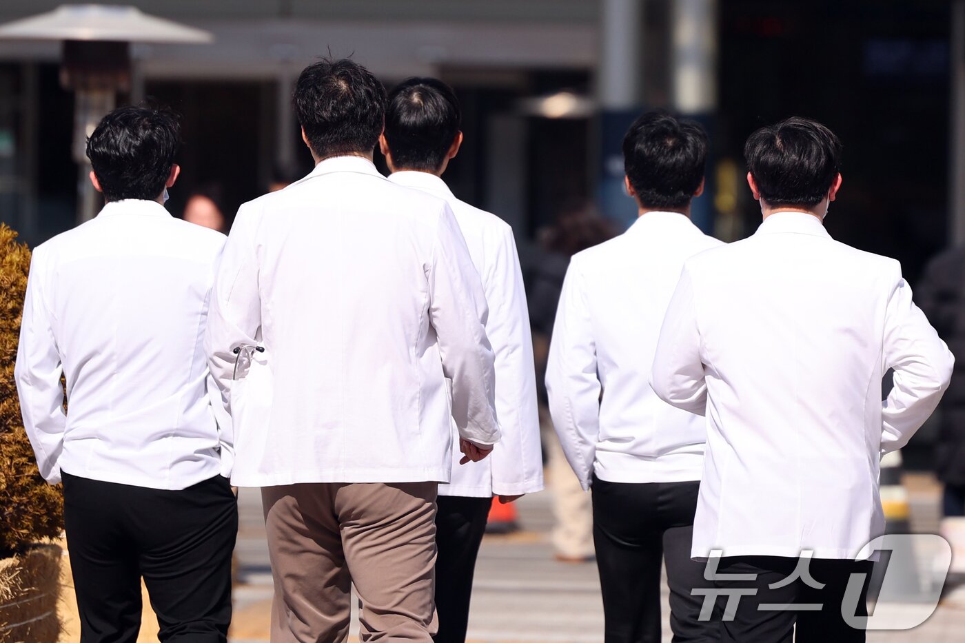 본문 이미지 - 18일 서울시내 한 대학병원에서 의료진이 이동하는 모습. 2025.2.18/뉴스1 ⓒ News1 황기선 기자