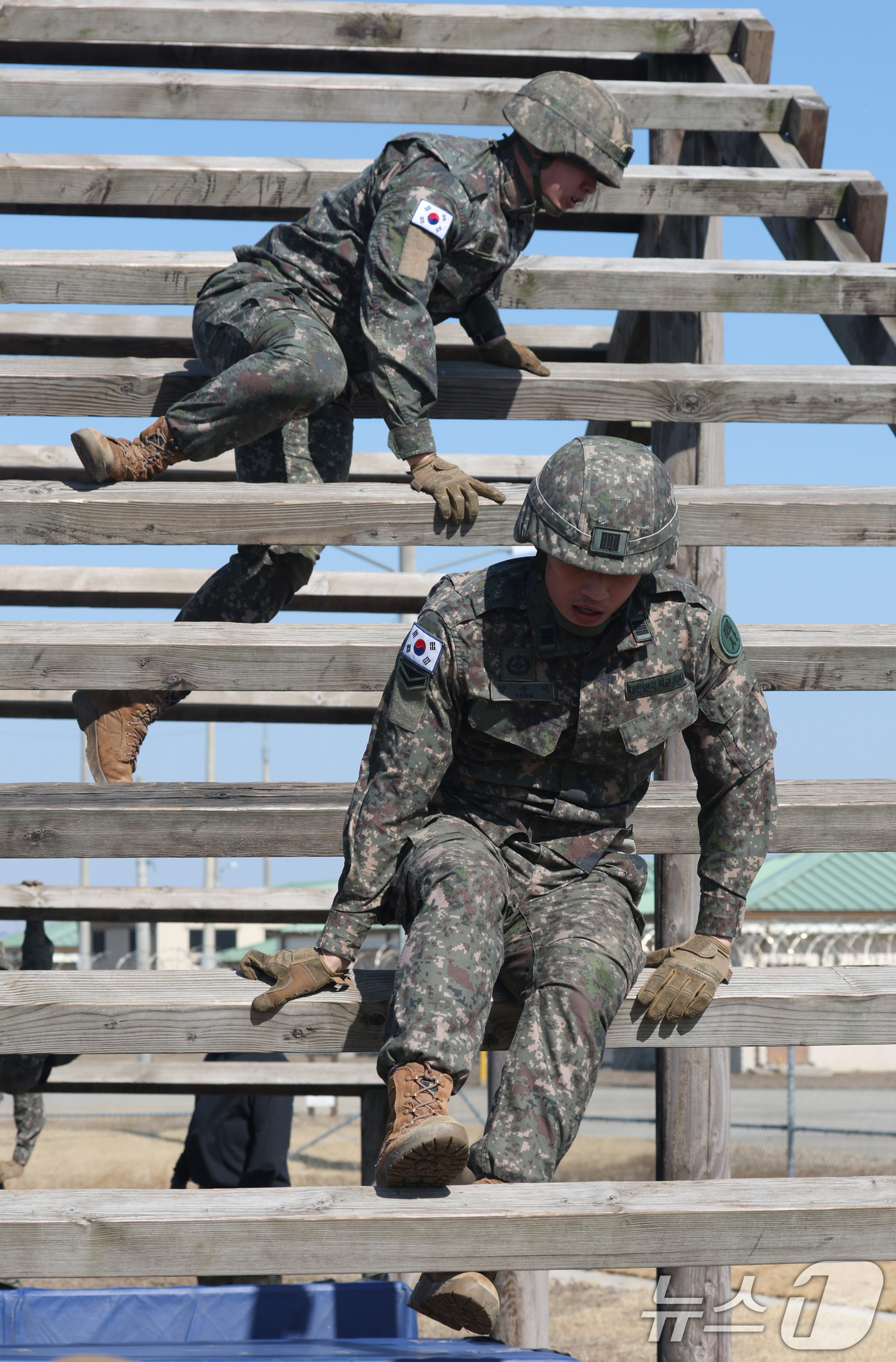 (평택=뉴스1) 김영운 기자 = 18일 오후 경기 평택시 캠프 험프리스에서 샌드허스트 경연대회에 참가하는 육군사관학교 생도들이 장애물 코스 훈련을 하고 있다.전 세계 예비장교들이 …