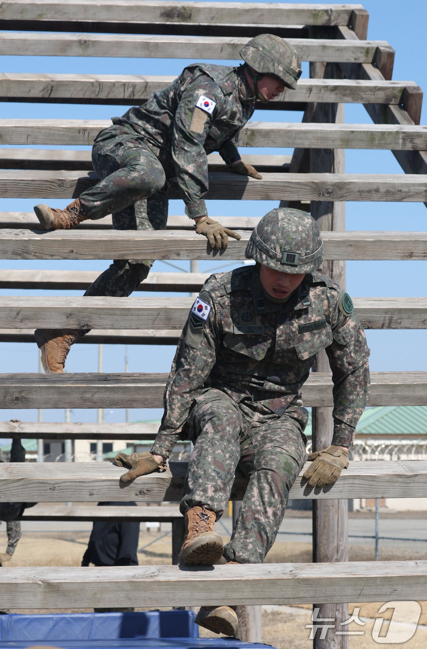 본문 이미지 - 18일 오후 경기 평택시 캠프 험프리스에서 샌드허스트 경연대회에 참가하는 육군사관학교 생도들이 장애물 코스 훈련을 하고 있다. 2025.2.18/뉴스1 ⓒ News1 김영운 기자