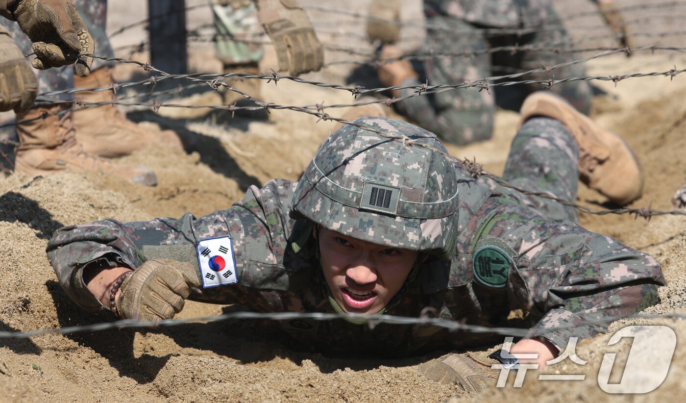 본문 이미지 - 18일 오후 경기 평택시 캠프 험프리스에서 샌드허스트 경연대회에 참가하는 육군사관학교 생도들이 장애물 코스 훈련을 하고 있다. 2025.2.18/뉴스1 ⓒ News1 김영운 기자