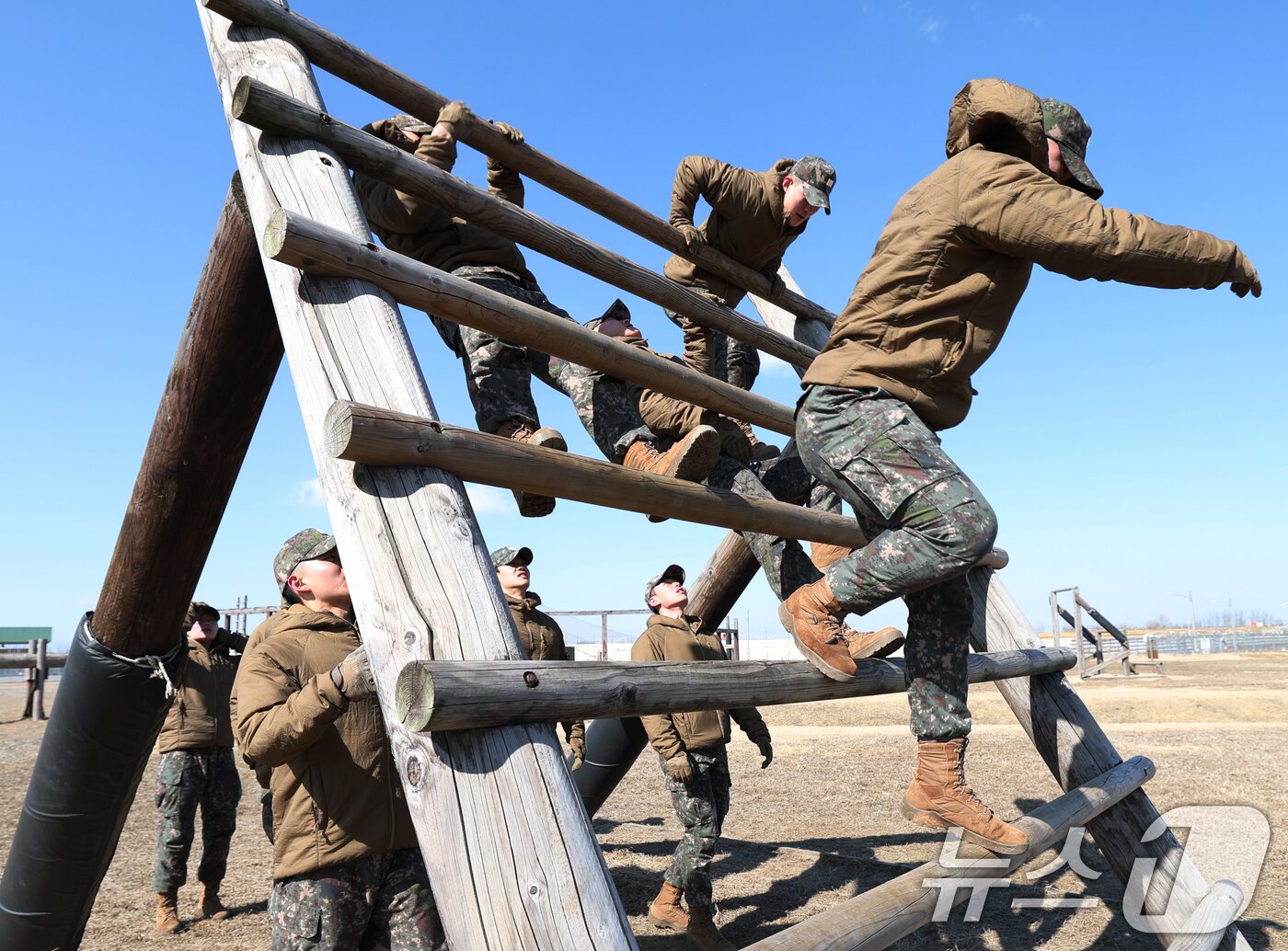 본문 이미지 - 18일 오후 경기 평택시 캠프 험프리스에서 샌드허스트 경연대회에 참가하는 육군사관학교 생도들이 장애물 코스 훈련을 하고 있다. 2025.2.18/뉴스1 ⓒ News1 김영운 기자
