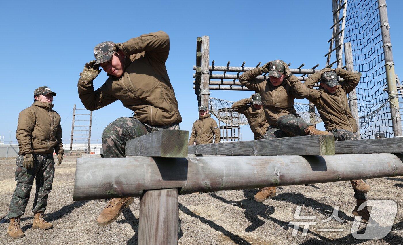 본문 이미지 - 18일 오후 경기 평택시 캠프 험프리스에서 샌드허스트 경연대회에 참가하는 육군사관학교 생도들이 장애물 코스 훈련을 하고 있다. 2025.2.18/뉴스1 ⓒ News1 김영운 기자