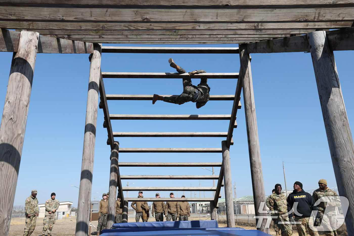 (평택=뉴스1) 김영운 기자 = 18일 오후 경기 평택시 캠프 험프리스에서 샌드허스트 경연대회에 참가하는 육군사관학교 생도들이 장애물 코스 훈련을 하고 있다.전 세계 예비장교들이 …