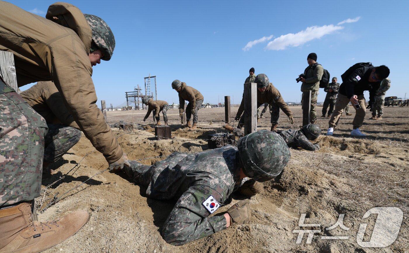 본문 이미지 - 18일 오후 경기 평택시 캠프 험프리스에서 샌드허스트 경연대회에 참가하는 육군사관학교 생도들이 장애물 코스 훈련을 하고 있다. 2025.2.18/뉴스1 ⓒ News1 김영운 기자