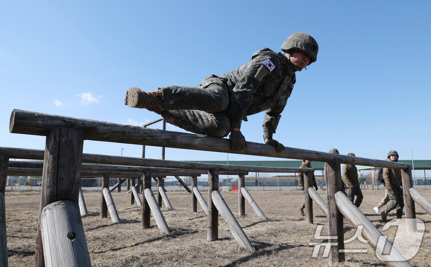 본문 이미지 - 18일 오후 경기 평택시 캠프 험프리스에서 샌드허스트 경연대회에 참가하는 육군사관학교 생도들이 장애물 코스 훈련을 하고 있다. 2025.2.18/뉴스1 ⓒ News1 김영운 기자