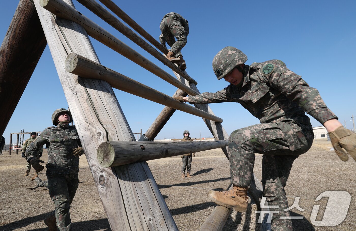 본문 이미지 - 18일 오후 경기 평택시 캠프 험프리스에서 샌드허스트 경연대회에 참가하는 육군사관학교 생도들이 장애물 코스 훈련을 하고 있다. 2025.2.18/뉴스1 ⓒ News1 김영운 기자