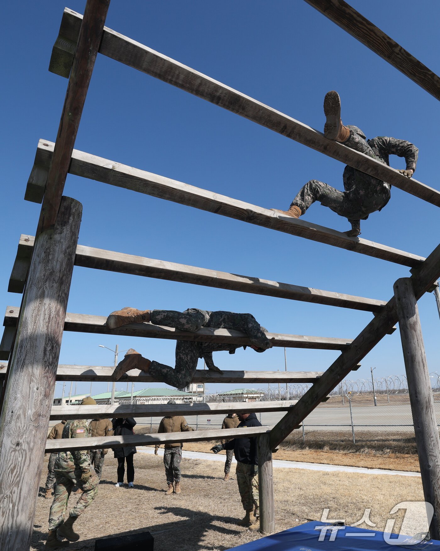 본문 이미지 - 18일 오후 경기 평택시 캠프 험프리스에서 샌드허스트 경연대회에 참가하는 육군사관학교 생도들이 장애물 코스 훈련을 하고 있다. 2025.2.18/뉴스1 ⓒ News1 김영운 기자