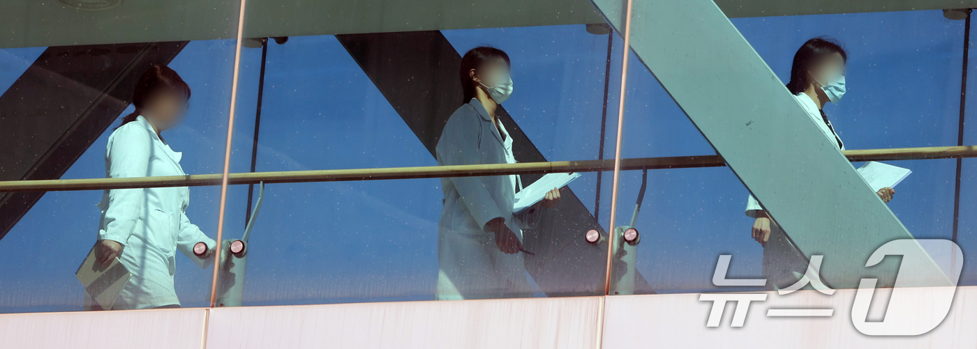 (서울=뉴스1) 황기선 기자 = 의대증원 발표 등을 접한 전공의들이 병원 현장을 떠난 지 1년이 다 된 가운데 이들 10명 중 6명 가까이는 동네 병의원에 취업해 근무 중인 것으로 …