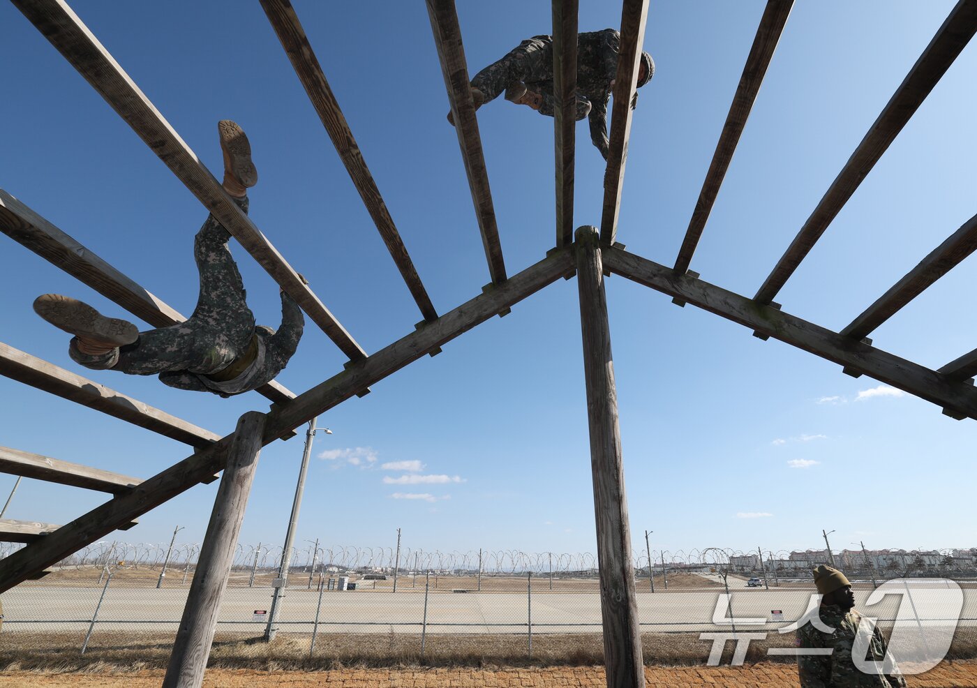 본문 이미지 - 18일 오후 경기 평택시 캠프 험프리스에서 샌드허스트 경연대회에 참가하는 육군사관학교 생도들이 장애물 코스 훈련을 하고 있다. 2025.2.18/뉴스1 ⓒ News1 김영운 기자