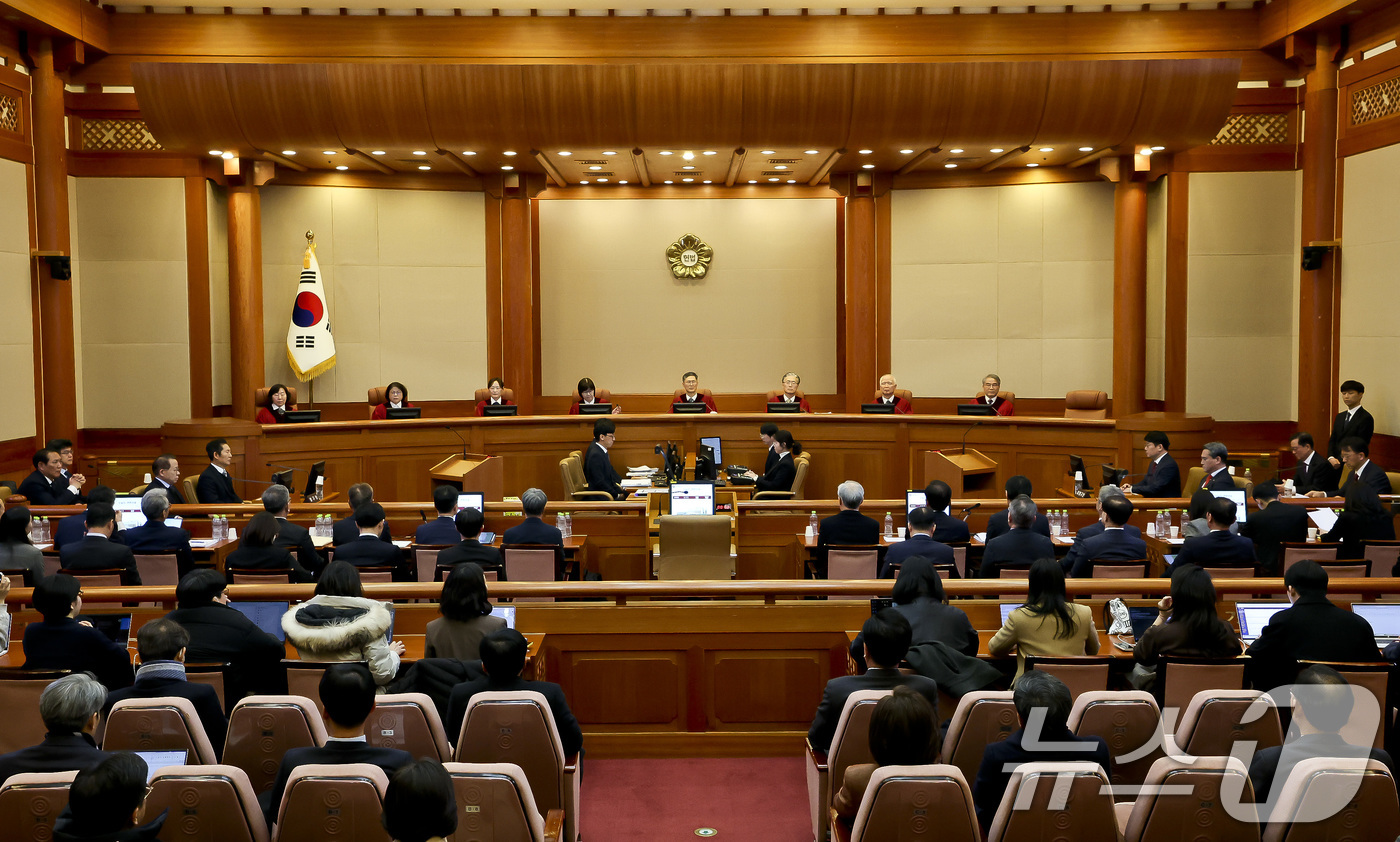 (서울=뉴스1) 사진공동취재단 = 문형배 헌법재판소장 권한대행을 비롯한 헌법재판관들이 18일 서울 종로구 헌법재판소에서 열린 '윤석열 대통령 탄핵심판 9차 변론'에 입장해 있다. …