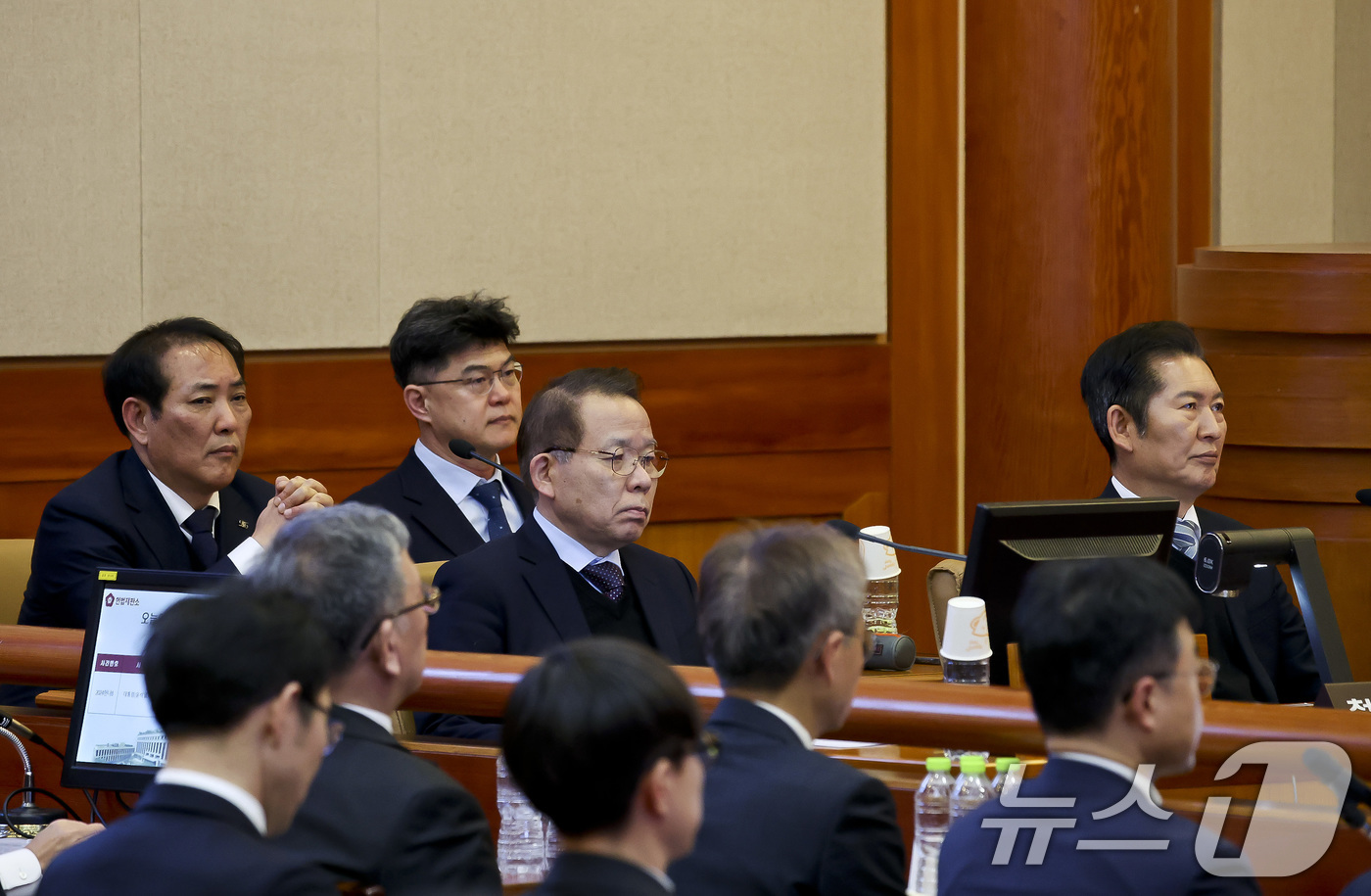 (서울=뉴스1) 사진공동취재단 = 정청래 국회 탄핵소추위원장과 국회측 변호인단이 18일 서울 종로구 헌법재판소에서 열린 '윤석열 대통령 탄핵심판 9차 변론'에 출석해 변론 시작을 …