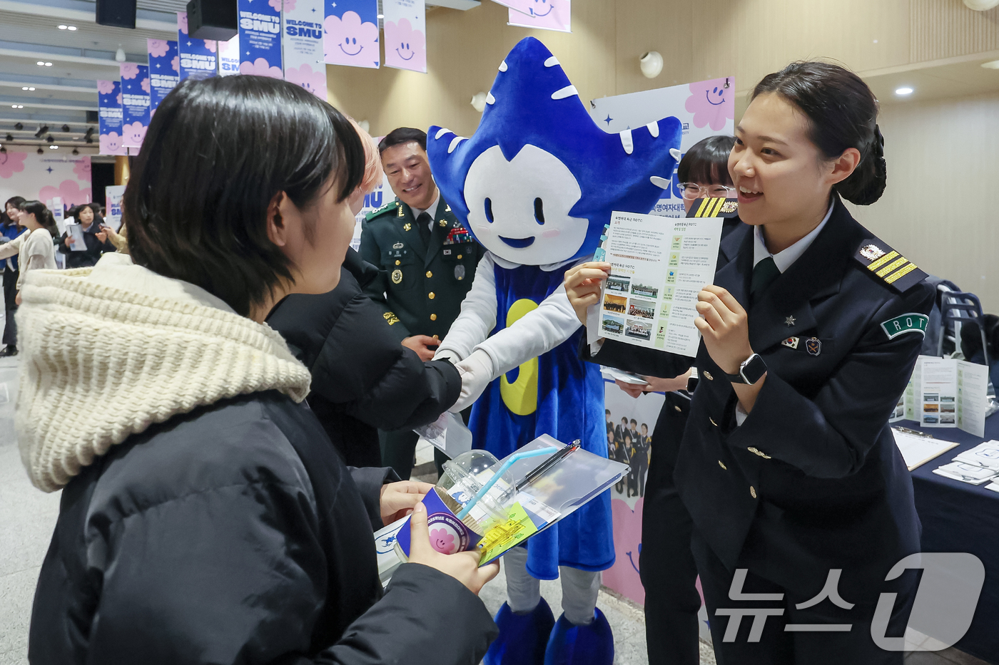 (서울=뉴스1) 민경석 기자 = 18일 오후 서울 용산구 숙명여대 눈꽃광장홀에서 학군사관(ROTC) 후보생들이 25학번 새내기들을 상대로 홍보활동을 하고 있다. 2025.2.18/ …